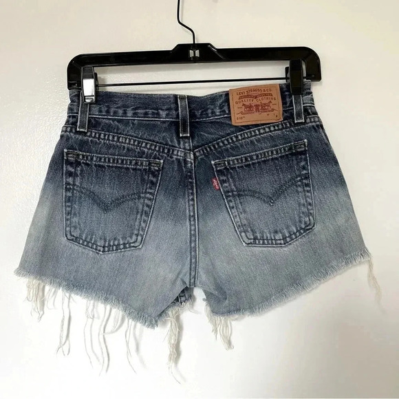 Levi’s ombré cut off  short - Picture 4 of 9